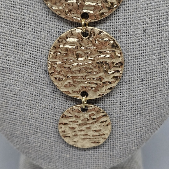 Hammered disk necklace 😍 - Picture 3 of 5